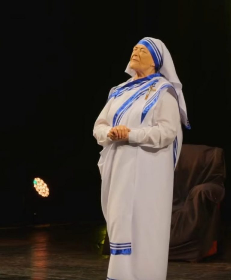 Aliaj emocionon Shkodrën me monodramën “And’rrra e Nan’ Terezës – Njerëzorja Hyjnore”