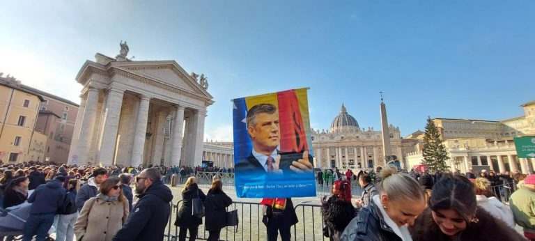 Një qytetar bën pelegrinazh për Hashim Thaçin në meshën e shenjtë në Vatikan