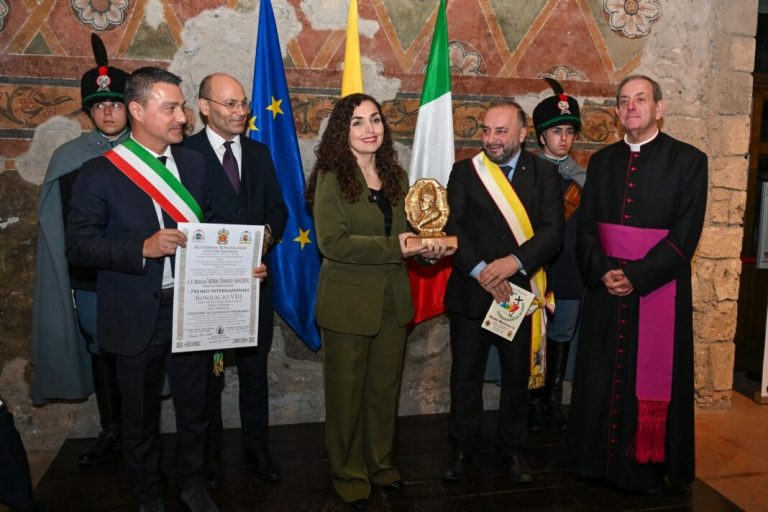 Osmani nderohet në qytetin e Papëve, përmend Rugovën, Skënderbeun e Nënë Terezën