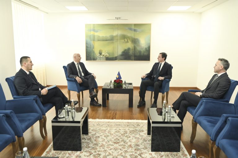 Kurti takon zyrtarin e lart të RCC-së