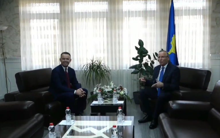 Bedri Hamza e uron dhe ia dorëzon mandatin Faton Pecit