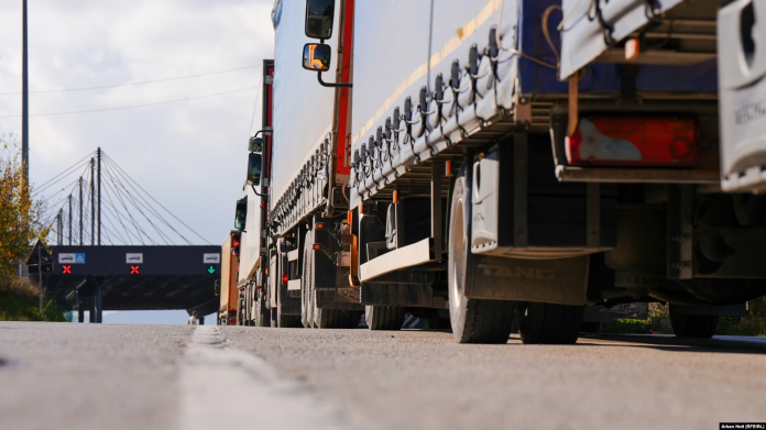 Pikë kufitare në Merdare, mes Kosovës dhe Serbisë.
