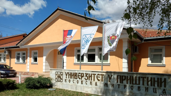 Ndërtesa e rektoratit të universitetit në Mitrovicë të Veriut, i cili funksionon sipas sistemit serb.