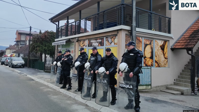 Policia pranë furrës së bukës 