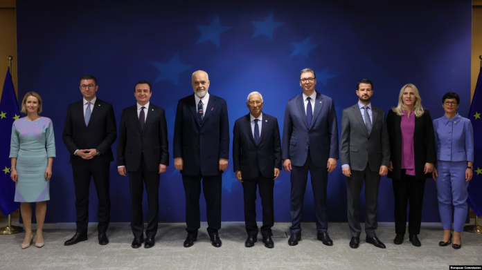 Udhëheqësit evropianë gjatë fotografisë familjare me liderët e Ballkanit Perëndimor më 3 dhjetor 2024.