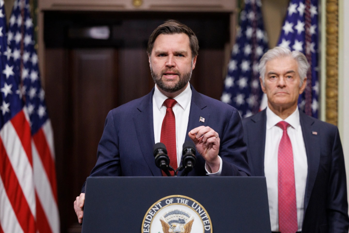 Nënpresidenti JD Vance flet së bashku me Mehmet Oz, kreu i Qendrave për Shërbimet Medicare dhe Medicaid, në një konferencë shtypi në Uashington të mërkurën. (Tom Brenner / AP)