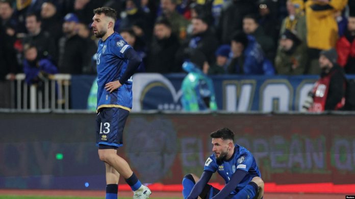 Dyshja e Kosovës, Kreshnik Hajrizi dhe Lumbardh Dellova, shikojnë të dëshpëruar pasi kombëtarja e tyre u mposht nga Turqia të martën në Prishtinë, duke humbur shansin të marrë pjesë në Kupën e Botës 2026 në SHBA, Kanada dhe Meksikë në verë.