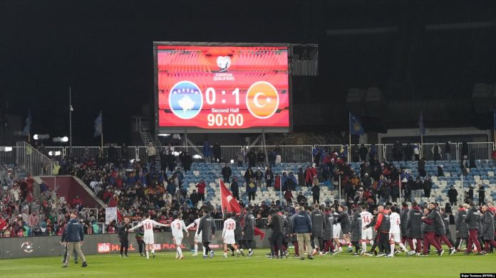 Lojtarët e Turqisë festojnë kualifikimin në Kupën e Botës 2026, pasi e mposhtën Kosovën në Prishtinë.