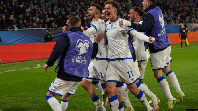 Futbollistët e Kosovës festojnë për fitoren ndaj Sllovakisë.