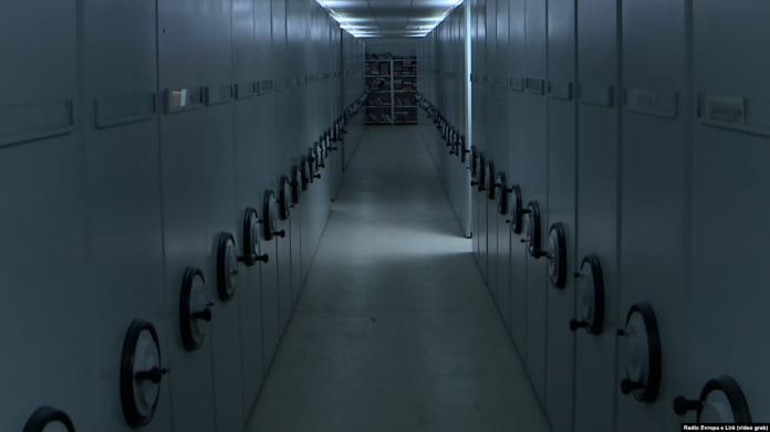 Brenda një gjykate në Prishtinë.