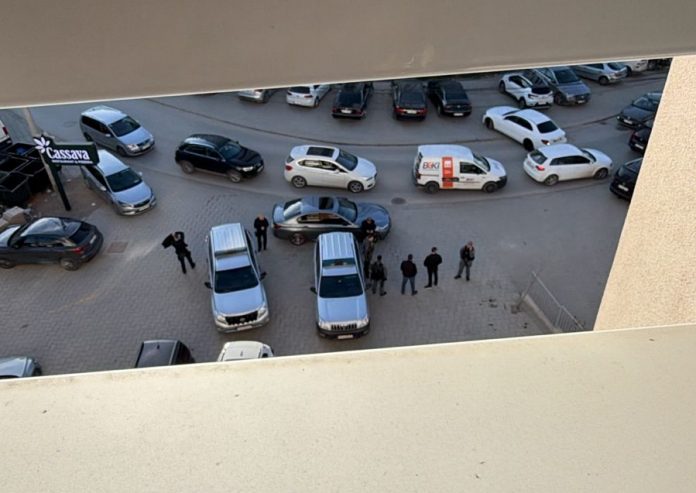 DRAMË PARA IFTARIT: Policia thyen me forcë dyert te 