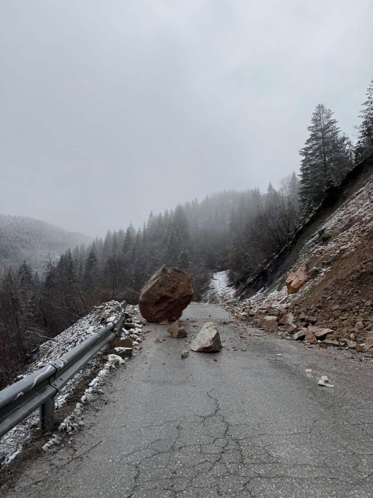 Rrëzohen gurë në aksin Pejë-Rugovë, rrezikohet trafiku