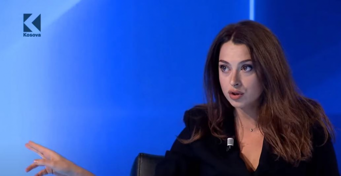 doarsa-kica-xhelili-ekspozon-femijen-kuvend-kercenim-shperndarje