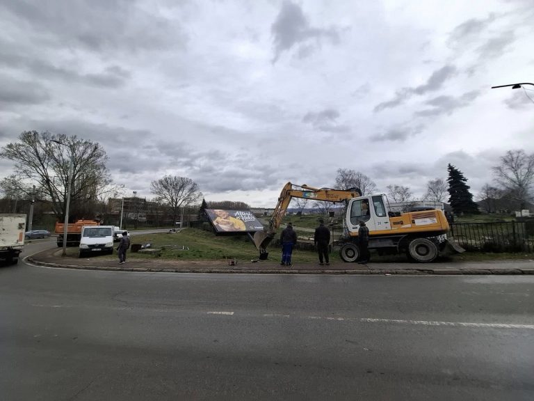 Mitrovicë e Jugut largon reklamat e vendosura ilegalisht