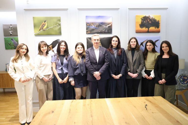 Ambasadori britanik bashkëbisedon me studentet që studiuan në Britani