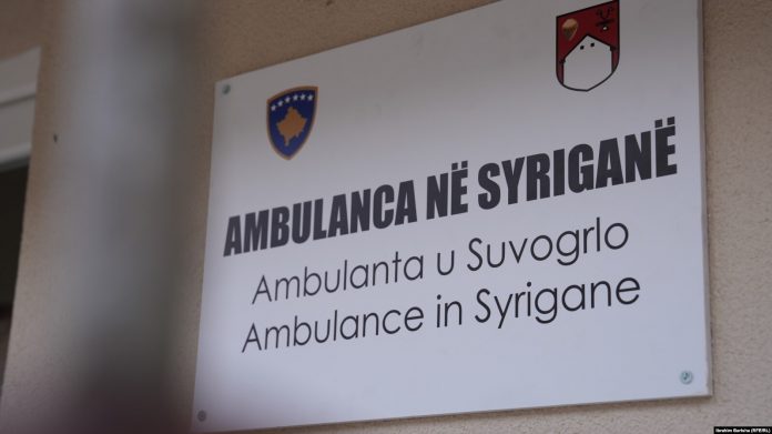 Një tabelë e sapovendosur në ndërtesën e ambulancës në fshatin Syriganë të Skenderajt, tani mban emrin 