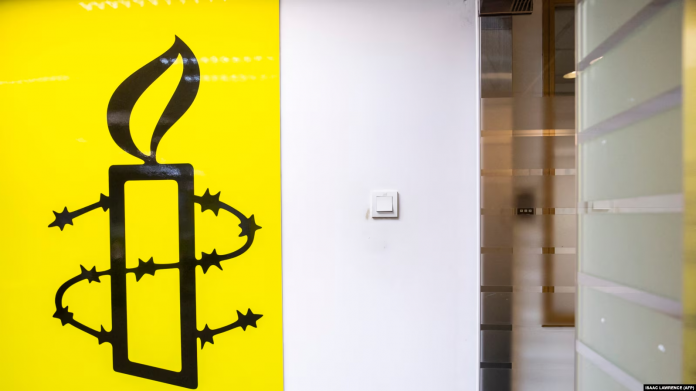 Logo e Amnesty International në zyrat e organizatës në Hong Kong.