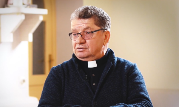 Vdes prifti që gjatë luftës lajmëronte iftarin përmes kambanës së kishës