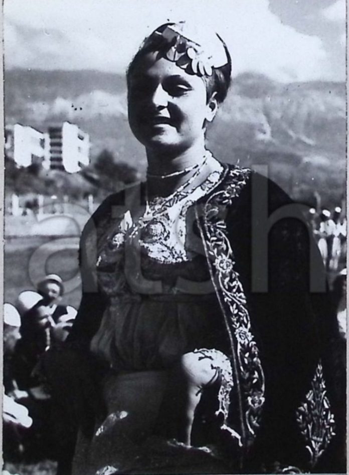 Kostumi i mrekullueshëm lunxhiot me 17 elemente.