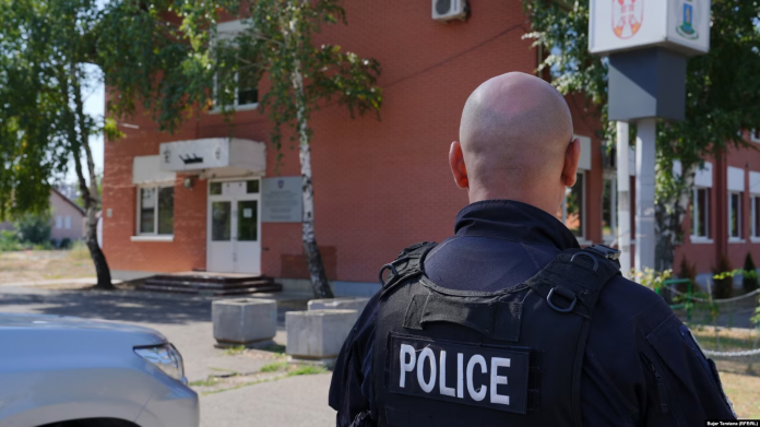 Një zyrtar policor i Kosovës në Mitrovicë të Veriut.