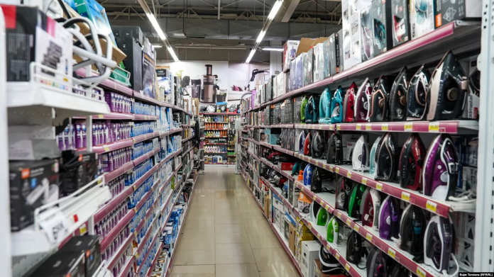 Produkte kineze në një dyqan në Kosovë.