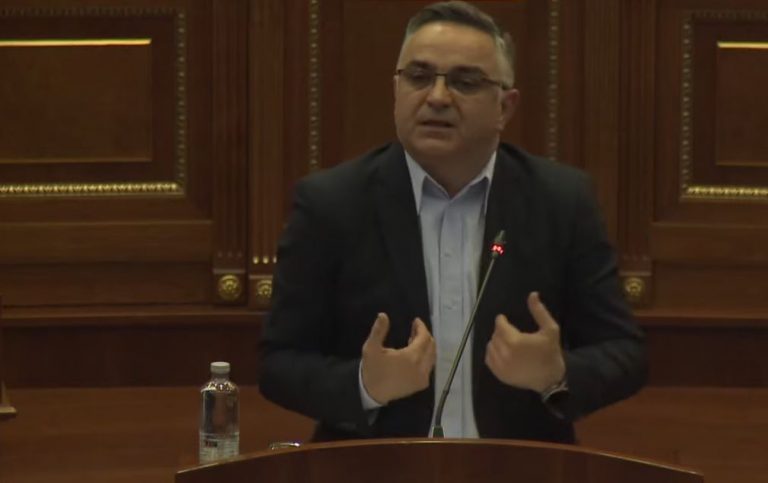 Tahiri kritikon ashpër Qeverinë për naftën: Rajoni dhe Evropa morën masa, pse Kosova po qëndron duarkryq?