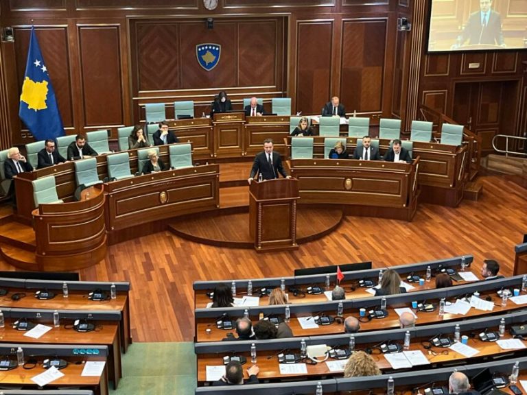 Kurti mbron Ligjin për Media: „Financimet me thasë parash po e deformojnë perceptimin e qytetarit“