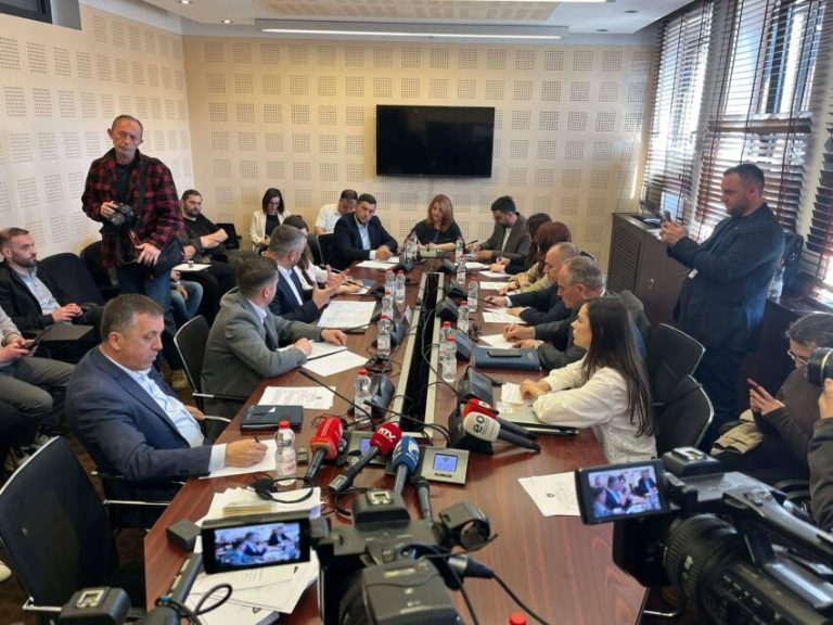 Përplasje për ekspozitën e masakrave: Zemaj akuzon për devijim të historisë, ministri Hoti distancohet nga përgjegjësia