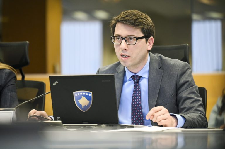 Murati godet opozitën për naftën: Propozimet tuaja janë humbje për buxhetin, po huqni konceptet bazike ekonomike