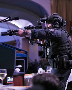 Agjent i Sherbimit Sekret, ne aksion brenda sallles ku ndodhej Presidenti Trump