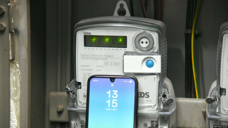 MINTI zbulon devijime në njehsorët elektrikë dhe merr masa ndaj KEDS-it