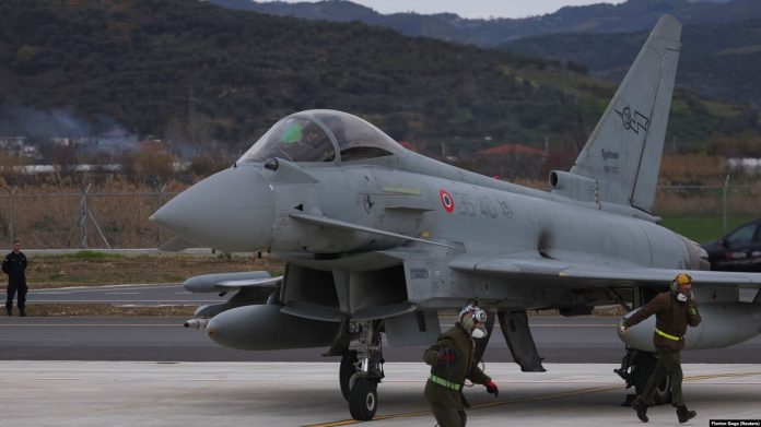 Një aeroplan luftarak i llojit Eurofighter Typhoon në bazën ajrore të NATO-s në Kuçovë të Shqipërisë. 4 mars 2024.