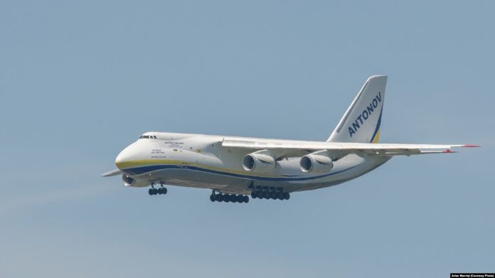 Antonov An-124 duke u ulur në Aeroportin e Prishtinës, më 6 maj 2026.