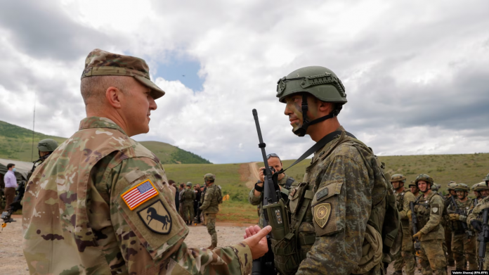 Një ushtar amerikan duke biseduar me një pjesëtar të Forcës së Sigurisë së Kosovës, pas një stërvitjeje më 2021.