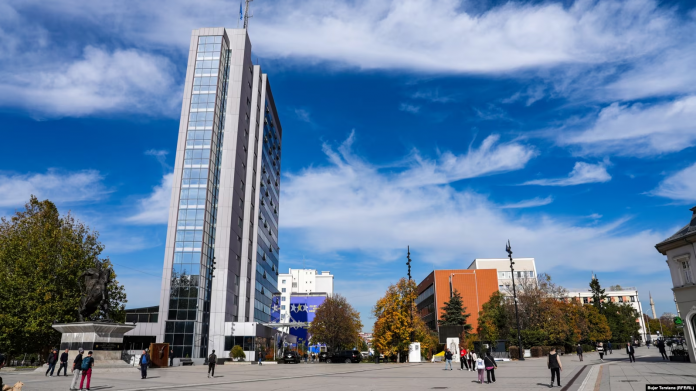 Ndërtesa e Qeverisë së Kosovës dhe ajo e Kuvedit. Fotografi ilustruese.