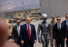 Trump poston imazhin e alienit me pranga dhe ndez rrjetin!