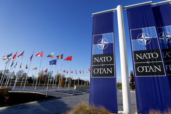 Rusia paralajmëron Britaninë dhe Francën se po “luajnë me zjarrin”, ndërsa raportohet se shefi i CIA-s vizitoi Moskën për ta paralajmëruar kundër një sulmi ndaj NATO-s.