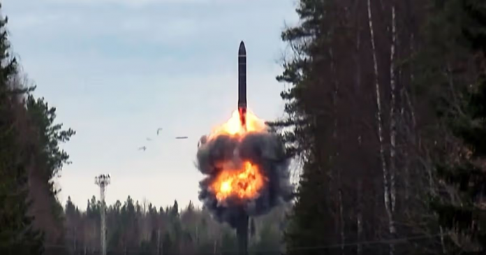Rusia teston një ICBM vetëm tri ditë pas vizitës sekrete të drejtorit të CIA-s John Ratcliffe në Moskë, ndërsa Kremlini shpall “pauzë të thellë” në negociatat për Ukrainën.